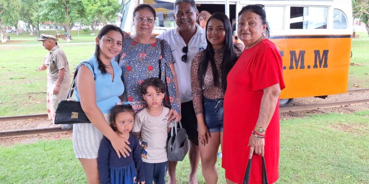 Cerca de 350 pessoas participaram dos passeios no primeiro dia de reativação da litorina
