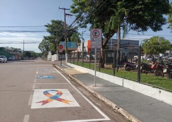 Prefeitura segue sinalizando vagas exclusivas de estacionamento para pessoas com transtorno do espectro autista (TEA), PcD e idosos