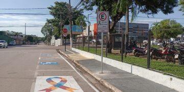 Prefeitura segue sinalizando vagas exclusivas de estacionamento para pessoas com transtorno do espectro autista (TEA), PcD e idosos