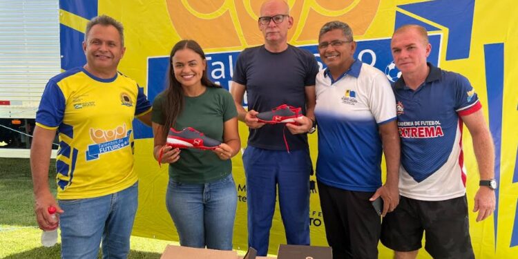 Deputada Dra. Taíssa entrega R$ 100 mil em chuteiras para jovens da Ponta do Abunã