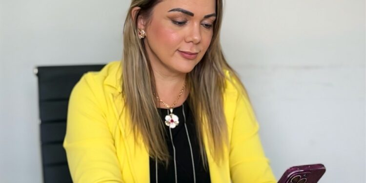 Crianças e adolescentes órfãos do feminicídio ganham amparo com lei da deputada Cláudia de Jesus