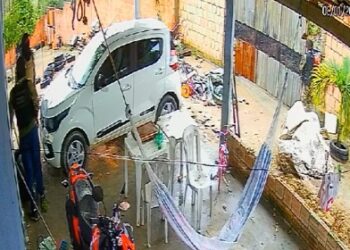 Traficantes disfarçados de policiais invadem casa de empresário e ‘tocam o terror’ no Ramal do Brasileirinho; veja vídeo
