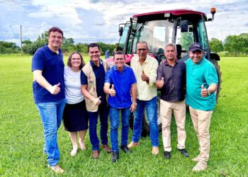 Deputado Cássio Gois celebra aniversário de Rondônia com entrega de trator a agricultores de Cacoal
