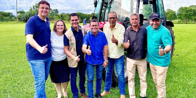 Deputado Cássio Gois celebra aniversário de Rondônia com entrega de trator a agricultores de Cacoal