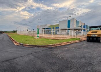 Pavimentação entorno do hospital regional de Guajará-Mirim facilita acesso futuro