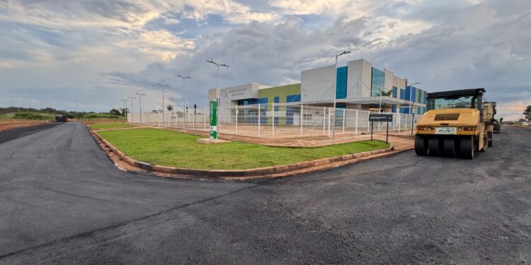 Pavimentação entorno do hospital regional de Guajará-Mirim facilita acesso futuro