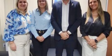 Acompanhado da prefeita Marcilene, Jean Mendonça busca parceria com o Governo para realizar obras em escola de Pimenta Bueno