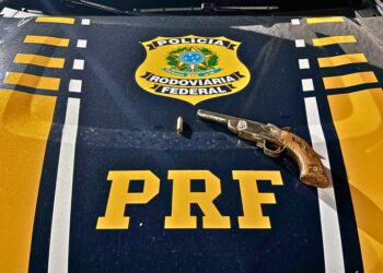 PRF apreende adolescentes portando arma de fogo na BR-364, em Rio Branco (AC)