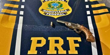 PRF apreende adolescentes portando arma de fogo na BR-364, em Rio Branco (AC)