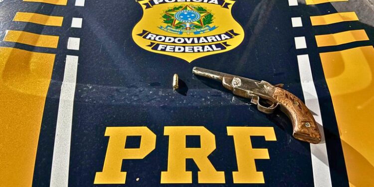 PRF apreende adolescentes portando arma de fogo na BR-364, em Rio Branco (AC)