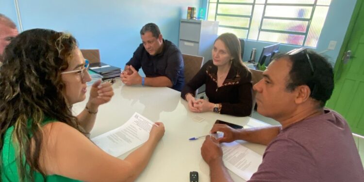 Deputada Lebrinha destina R$ 200 mil para usina fotovoltaica em escola de Jaru