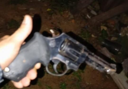 Agressor de violência doméstica é preso pela PM e revólver apreendido