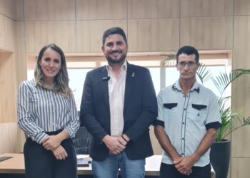 Jean Mendonça entrega ordem bancária para compra de ambulância em Campo Novo de Rondônia