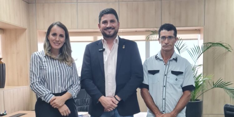Jean Mendonça entrega ordem bancária para compra de ambulância em Campo Novo de Rondônia