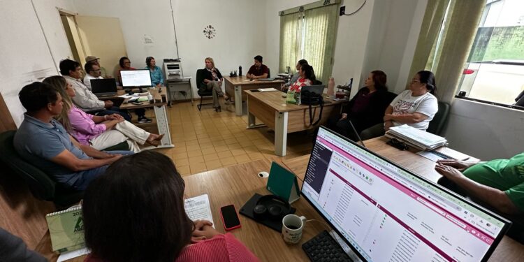 Ieda Chaves conversa com servidores da Emater em Cacoal, que buscam reajuste salarial