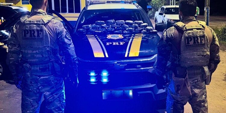 PRF apreende cocaína escondida em carro que seria transportado por caminhão cegonha no Acre