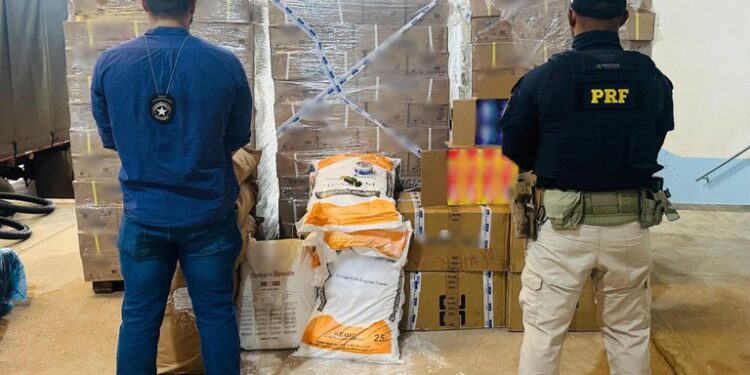 PRF e Receita Federal apreendem carga irregular de essência para narguilé em Porto Velho/RO