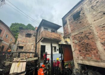 TRAGÉDIA: Mãe é filho morrem durante incêndio que destruiu 7 casas