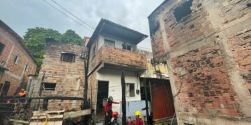 TRAGÉDIA: Mãe é filho morrem durante incêndio que destruiu 7 casas