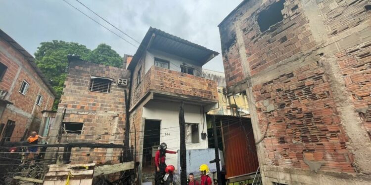 TRAGÉDIA: Mãe é filho morrem durante incêndio que destruiu 7 casas