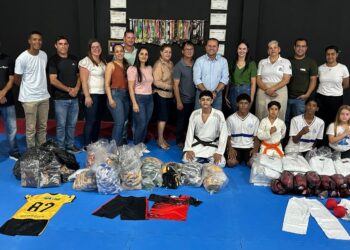 Crianças e adolescentes de Colorado do Oeste recebem material esportivo