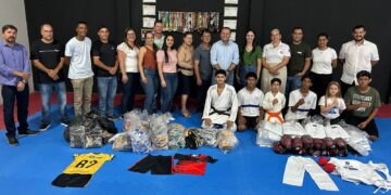 Crianças e adolescentes de Colorado do Oeste recebem material esportivo