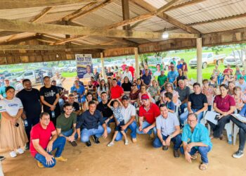 Deputado Cássio Gois entrega carreta basculante à comunidade de Primavera de Rondônia