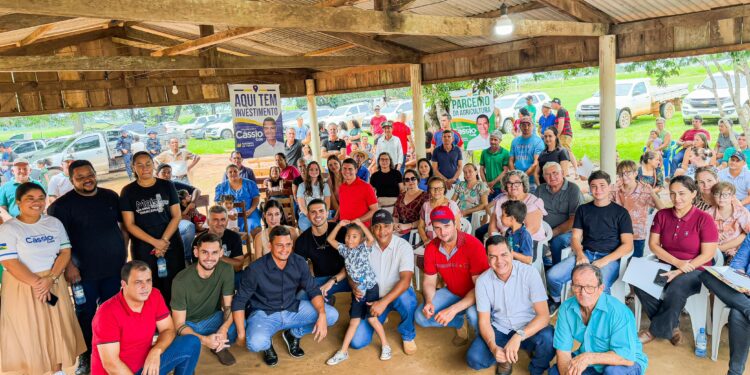 Deputado Cássio Gois entrega carreta basculante à comunidade de Primavera de Rondônia