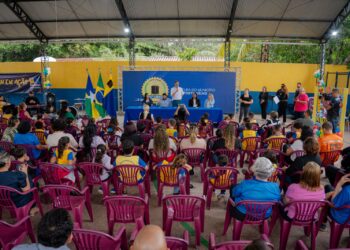 Professora da rede municipal conquista primeiro lugar em concurso de coletâneas de poesias