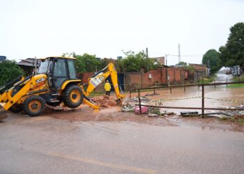 Em ação preventiva, Semob interdita rua Antônio Violão para abertura de canal
