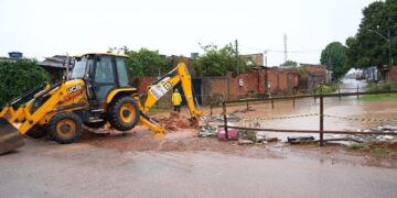 Em ação preventiva, Semob interdita rua Antônio Violão para abertura de canal