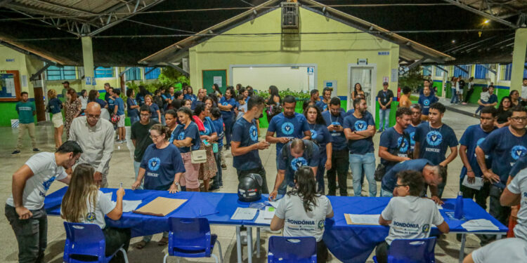 Governo de RO entrega mais 76 kits profissionais a concluintes de cursos do programa Vencer, em Ariquemes
