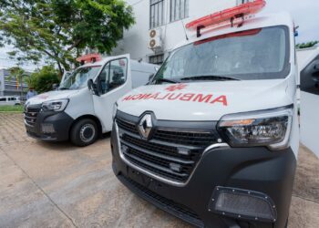 Prefeitura entrega duas ambulâncias e uma ambulancha para a saúde pública do município