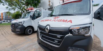 Prefeitura entrega duas ambulâncias e uma ambulancha para a saúde pública do município