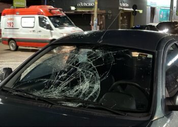 Casal em motocicleta é atingido de cheio por veículo
