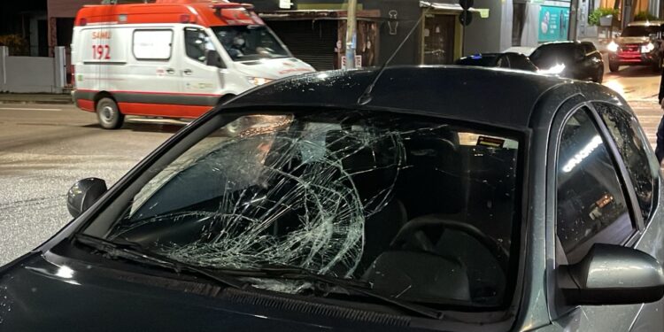 Casal em motocicleta é atingido de cheio por veículo