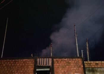 Casa é destruída por incêndio na zona leste