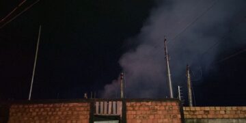 Casa é destruída por incêndio na zona leste