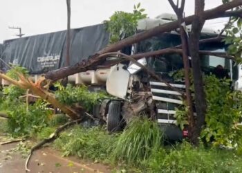 Motorista fica preso às ferragens após grave colisão com carreta em Porto Velho
