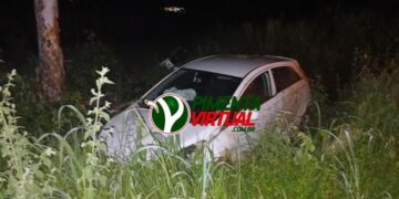 Motorista perde controle e sai da pista em curva perigosa de Espigão do Oeste