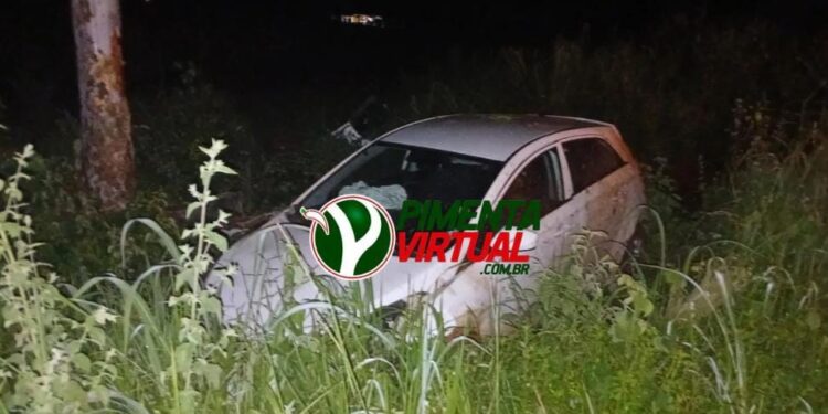 Motorista perde controle e sai da pista em curva perigosa de Espigão do Oeste