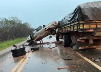 Caminhonete fica presa sobre caminhão em grave acidente na BR-364 – VEJA O VÍDEO