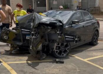 Grave acidente entre carro e motoneta deixa feridos e causa danos em academia