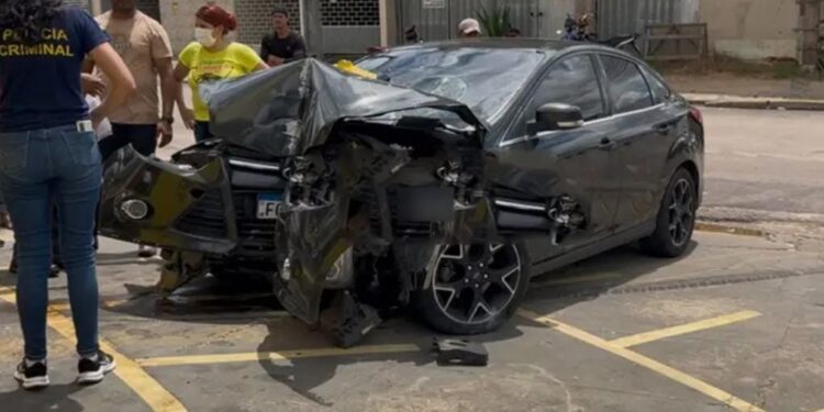 Grave acidente entre carro e motoneta deixa feridos e causa danos em academia