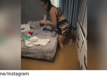 Em meio à enchente, mãe troca fralda de recém-nascido em casa alagada em Rio Branco