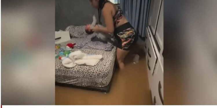 Em meio à enchente, mãe troca fralda de recém-nascido em casa alagada em Rio Branco