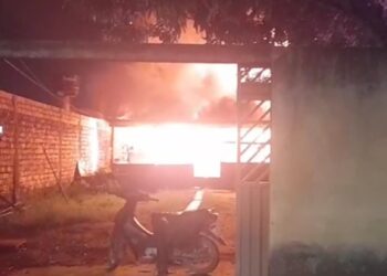 Residência é destruída pelo fogo na zona leste – VEJA O VÍDEO