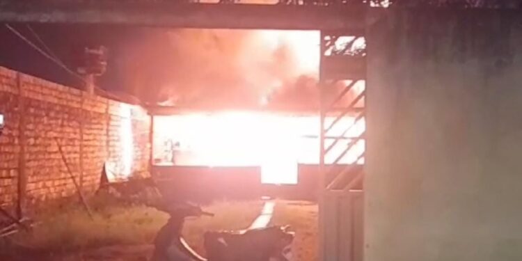 Residência é destruída pelo fogo na zona leste – VEJA O VÍDEO