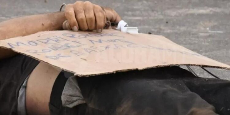 Corpo de homem é encontrado com recado: “morri porque roubei moto”