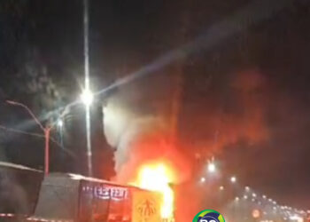 Carreta é consumida por fogo na BR-364 em Porto Velho – VÍDEOS